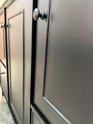 ארון אמבטיה עומד לפי מידה רוחב עומק וצבע לפי בחירתך עם כיור משטח חרס שקוע דגם אמן