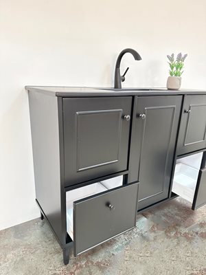 ארון אמבטיה עומד לפי מידה רוחב עומק וצבע לפי בחירתך עם משטח עץ מלא להנחת כיור מונח דגם האגי