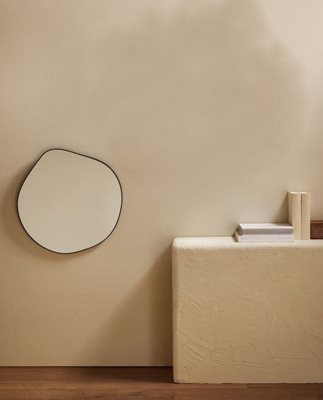 מראה מרחפת לתליה בצורה אמורפית ללא מסגרת רוחב 45 ס"מ גובה 40 ס"מ דגם M-12