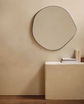 מראה מרחפת לתליה בצורה אמורפית לתליה ללא מסגרת רוחב 60 ס"מ גובה 55 ס"מ דגם M-13