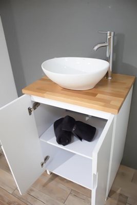 ארון אמבטיה עומד לפי מידה רוחב עומק וצבע לפי בחירתך עם משטח עץ מלא להנחת כיור מונח דגם מאנוס