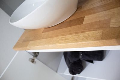 ארון אמבטיה עומד לפי מידה רוחב עומק וצבע לפי בחירתך עם משטח עץ מלא להנחת כיור מונח דגם מאנוס