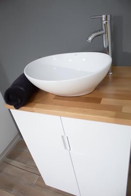 ארון אמבטיה עומד לפי מידה רוחב עומק וצבע לפי בחירתך עם משטח עץ מלא להנחת כיור מונח דגם מאנוס