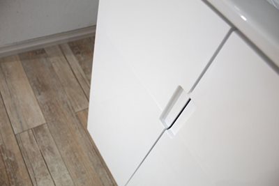 ארון אמבטיה עומד לפי מידה רוחב עומק וצבע לפי בחירתך עם כיור משטח חרס שקוע דגם סריפוס