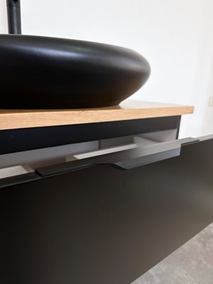 ארון אמבטיה תלוי לפי מידה רוחב עומק וצבע לפי בחירתך עם משטח עץ מלא להנחת כיור מונח דגם פראנק