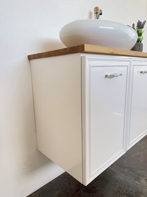 ארון אמבטיה תלוי לפי מידה רוחב עומק וצבע לפי בחירתך עם משטח עץ מלא להנחת כיור מונח דגם אמקס