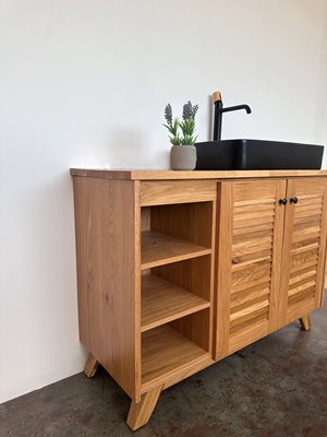 ארון אמבטיה עומד לפי מידה רוחב ועומק לפי בחירתך עשוי מעץ מלא אלון מבוקע עם משטח להנחת כיור מונח דגם סנטה