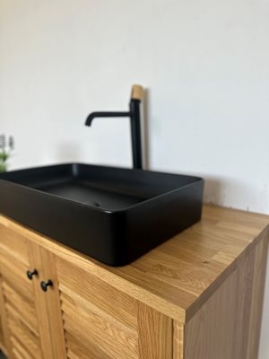 ארון אמבטיה עומד לפי מידה רוחב ועומק לפי בחירתך עשוי מעץ מלא אלון מבוקע עם משטח להנחת כיור מונח דגם סנטה