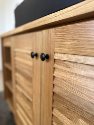 ארון אמבטיה עומד לפי מידה רוחב ועומק לפי בחירתך עשוי מעץ מלא אלון מבוקע עם משטח להנחת כיור מונח דגם סנטה