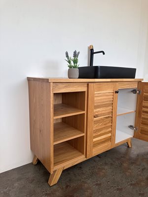 ארון אמבטיה עומד לפי מידה רוחב ועומק לפי בחירתך עשוי מעץ מלא אלון מבוקע עם משטח להנחת כיור מונח דגם סנטה