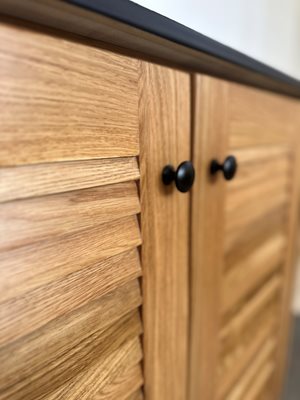 ארון אמבטיה עומד לפי מידה רוחב עומק לפי בחירתך עשוי מעץ מלא אלון מבוקע עם כיור משטח חרס שקוע דגם איסטנבול