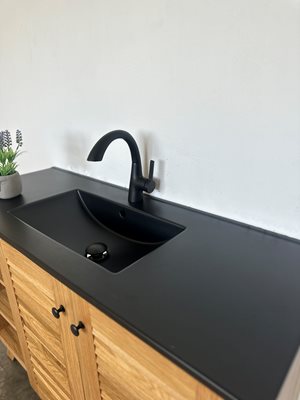 ארון אמבטיה עומד לפי מידה רוחב עומק לפי בחירתך עשוי מעץ מלא אלון מבוקע עם כיור משטח חרס שקוע דגם איסטנבול