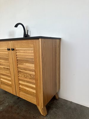 ארון אמבטיה עומד לפי מידה רוחב עומק לפי בחירתך עשוי מעץ מלא אלון מבוקע עם כיור משטח חרס שקוע דגם איסטנבול