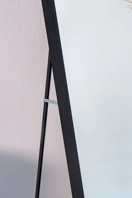 מראת גוף אובלית עומדת עם סטנד עשוי ממסגרת אלומיניום אל חלד צבע שחור מט וניתן גם לתלות אותה רוחב 70 ס"מ גובה 180 ס"מ דגם LM-15B