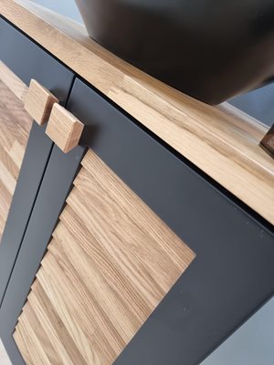 ארון אמבטיה תלוי רוחב 47 ס"מ בעומק 24 ס"מ שחור מט עם משטח למעלה בוצ'ר עץ מלא דגם זארה 47