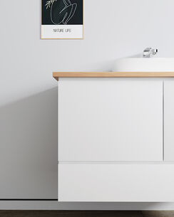 ארון אמבטיה תלוי רוחב 60, 80, 100 ס"מ לבחירתך בעומק 46 ס"מ צבע לבן מט עם משטח עץ מלא להנחת כיור מונח דגם סופה