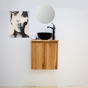 ארון אמבטיה תלוי רוחב 47 ס"מ בעומק 24 ס"מ עשוי מעץ מלא אלון מבוקע עם משטח עץ מלא להנחת כיור מונח דגם צוקר