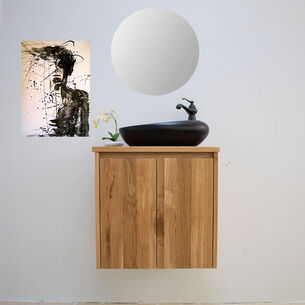 ארון אמבטיה תלוי רוחב 60 ס"מ בעומק 46 ס"מ עשוי מעץ מלא אלון מבוקע עם משטח עץ מלא להנחת כיור מונח דגם פראג