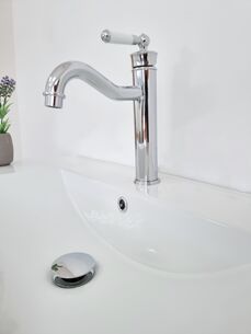 ארון אמבטיה תלוי לפי מידה רוחב עומק וצבע לפי בחירתך עם כיור משטח חרס שקוע דגם ברמן