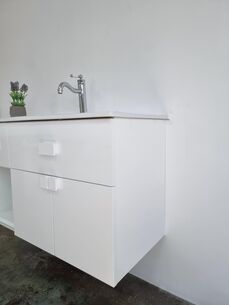 ארון אמבטיה תלוי לפי מידה רוחב עומק וצבע לפי בחירתך עם כיור משטח חרס שקוע דגם ברמן