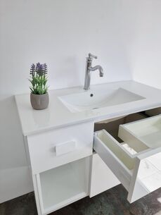 ארון אמבטיה תלוי לפי מידה רוחב עומק וצבע לפי בחירתך עם כיור משטח חרס שקוע דגם ברמן