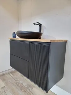 ארון אמבטיה תלוי לפי מידה רוחב עומק וצבע לפי בחירתך עם משטח עץ מלא להנחת כיור מונח דגם תאימז