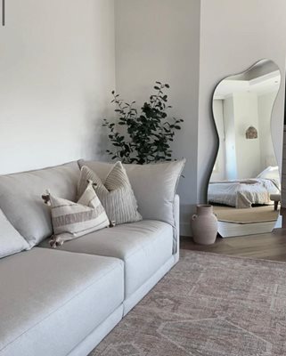 מראת גוף מרחפת בצורה אמורפית לתליה ללא מסגרת רוחב 100 ס"מ גובה 180 ס"מ דגם LM-70