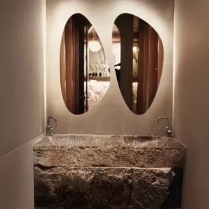 סט 2 מראות מרחפות לתליה בצורה אמורפית ללא מסגרת רוחב 101 ס"מ גובה 80 ס"מ דגם M-23