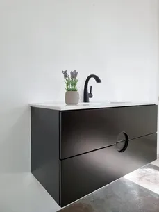 ארון אמבטיה תלוי לפי מידה רוחב עומק וצבע לפי בחירתך עם כיור משטח חרס שקוע דגם בריסל B