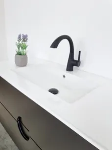 ארון אמבטיה תלוי לפי מידה רוחב עומק וצבע לפי בחירתך עם כיור משטח חרס שקוע דגם בריסל B