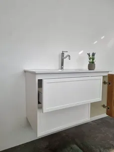 ארון אמבטיה תלוי לפי מידה רוחב וצבע לפי בחירתך עם כיור משטח חרס שקוע דגם קפלוניה