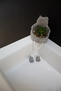 ארון אמבטיה תלוי לפי מידה רוחב עומק וצבע לפי בחירתך עם כיור משטח חרס שקוע דגם טיראנה