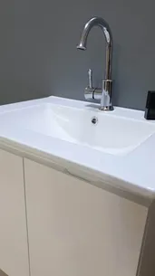 ארון אמבטיה תלוי לפי מידה רוחב עומק וצבע לפי בחירתך עם כיור משטח חרס שקוע דגם טיראנה