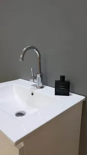 ארון אמבטיה תלוי לפי מידה רוחב עומק וצבע לפי בחירתך עם כיור משטח חרס שקוע דגם טיראנה