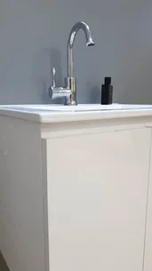 ארון אמבטיה תלוי לפי מידה רוחב עומק וצבע לפי בחירתך עם כיור משטח חרס שקוע דגם טיראנה