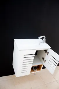 ארון אמבטיה תלוי לפי מידה רוחב עומק וצבע לפי בחירתך עם כיור משטח חרס שקוע דגם יורק W