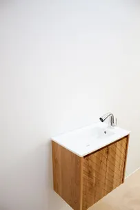 ארון אמבטיה תלוי לפי מידה רוחב ועומק לפי בחירתך עשוי מעץ מלא אלון מבוקע עם כיור משטח חרס שקוע דגם הובז W