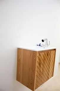 ארון אמבטיה תלוי לפי מידה רוחב ועומק לפי בחירתך עשוי מעץ מלא אלון מבוקע עם כיור משטח חרס שקוע דגם הובז W