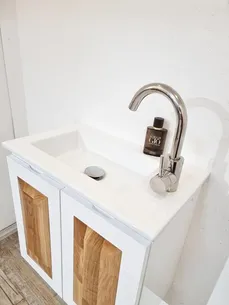 ארון אמבטיה תלוי לפי מידה רוחב עומק וצבע לפי בחירתך עם כיור משטח חרס שקוע דגם שקד W