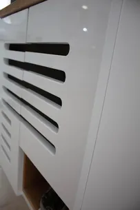 ארון אמבטיה תלוי לפי מידה רוחב עומק וצבע לפי בחירתך עם משטח עץ מלא להנחת כיור מונח דגם סלפורד W