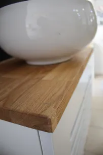 ארון אמבטיה תלוי לפי מידה רוחב עומק וצבע לפי בחירתך עם משטח עץ מלא להנחת כיור מונח דגם סלפורד W