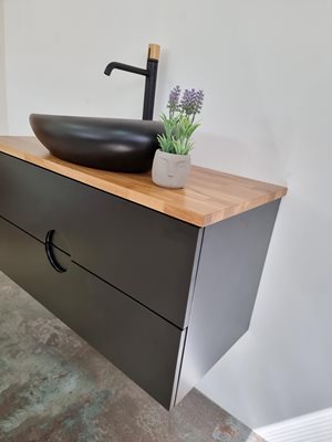 ארון אמבטיה תלוי לפי מידה רוחב עומק וצבע לפי בחירתך עם משטח עץ מלא להנחת כיור מונח דגם אריסטו B