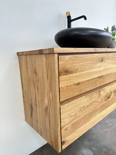 ארון אמבטיה תלוי לפי מידה רוחב ועומק לפי בחירתך עשוי מעץ מלא אלון מבוקע עם משטח להנחת כיור מונח דגם קדיז W