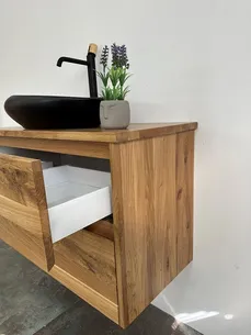 ארון אמבטיה תלוי לפי מידה רוחב ועומק לפי בחירתך עשוי מעץ מלא אלון מבוקע עם משטח להנחת כיור מונח דגם קדיז W