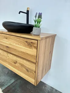 ארון אמבטיה תלוי לפי מידה רוחב ועומק לפי בחירתך עשוי מעץ מלא אלון מבוקע עם משטח להנחת כיור מונח דגם קדיז W