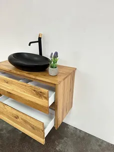 ארון אמבטיה תלוי לפי מידה רוחב ועומק לפי בחירתך עשוי מעץ מלא אלון מבוקע עם משטח להנחת כיור מונח דגם קדיז W