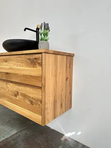 ארון אמבטיה תלוי לפי מידה רוחב ועומק לפי בחירתך עשוי מעץ מלא אלון מבוקע עם משטח להנחת כיור מונח דגם קדיז W