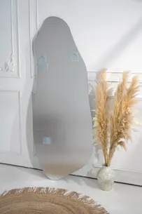 מראת גוף מרחפת בצורה אמורפית לתליה ללא מסגרת רוחב 70 ס"מ גובה 180 ס"מ דגם LM-57