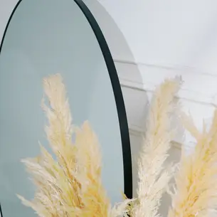 מראת גוף מרחפת עגולה לתליה עם מסגרת אלומיניום אל חלד צבע שחור מט מגיעה בקוטר 150 ס"מ מק"ט 5056B