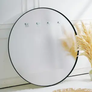 מראת גוף מרחפת עגולה לתליה עם מסגרת אלומיניום אל חלד צבע שחור מט מגיעה בקוטר 150 ס"מ מק"ט 5056B